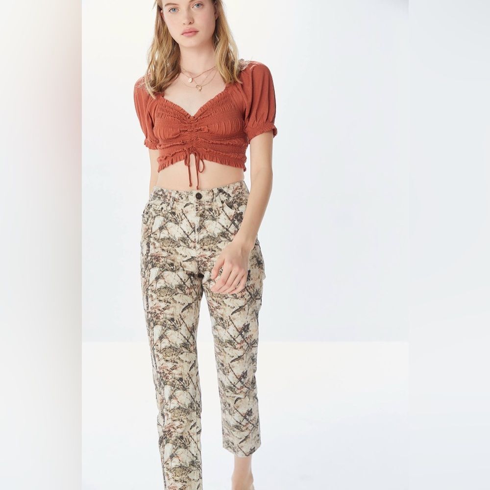 BDG women’s High-Waisted Slim Straight Jeans in Camouflage size 29 EUC